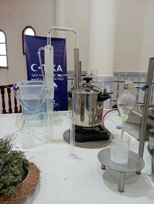 Distillation à Base De Plantes . قطارة الأعشاب والزيوت الأساسية