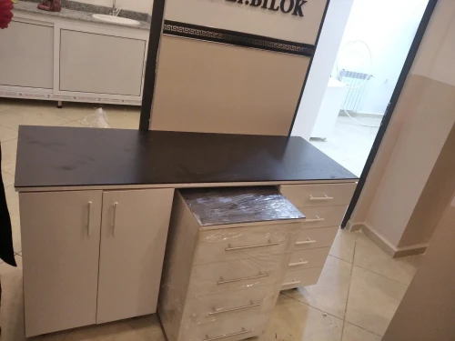 Fabrication des meubles dentaire 