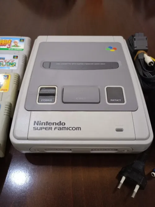 Nintendo Super Famicom avec 5 jeux