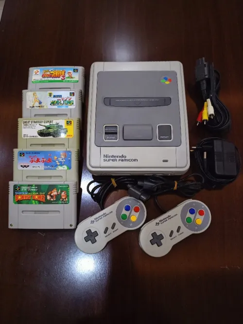 Nintendo Super Famicom avec 5 jeux