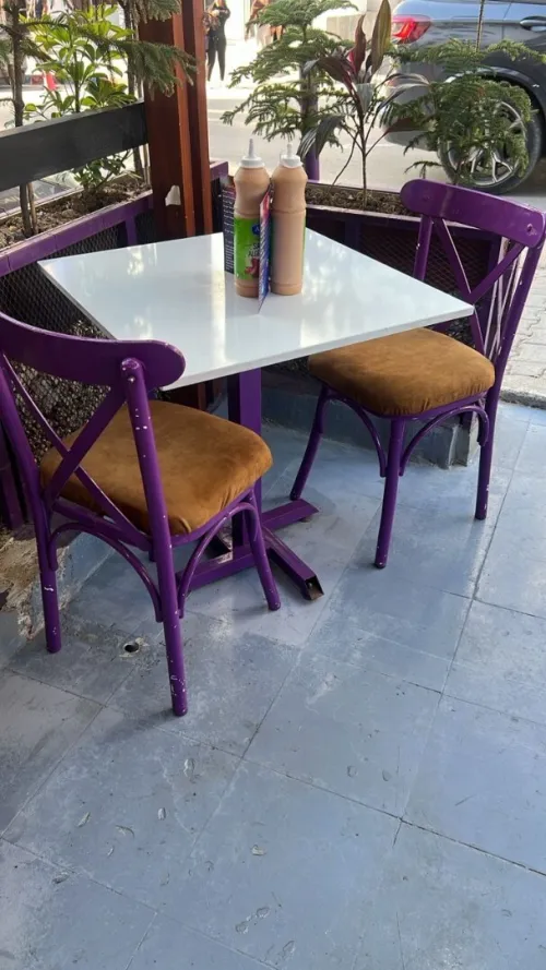 Tables avec chaises fast food