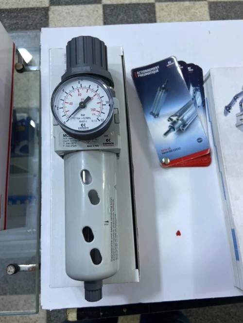 Distributeur- pneumatique -Vérin pneumatique-Raccord et électrovanne-vanne Filtre Régulateur camozzi
