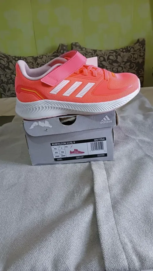 Lot de 20 paires ADIDAS pour enfant .original a vendre en gros....