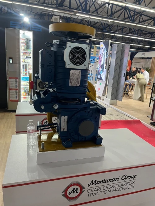 Moteur de traction ascenseur et monte charge