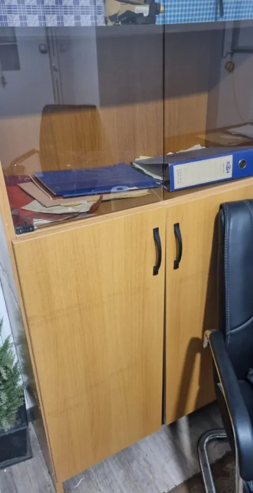 - مكتب مجهز من النوع الرفيع مع طاولة وخزانة وكرسي فخم  - 2 مكاتب مع الكراسي - مجمع مكتبي من 8 boxes