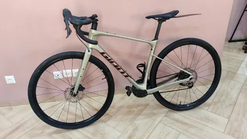 Vélo Carbone Gravel GIANT Revolt 2