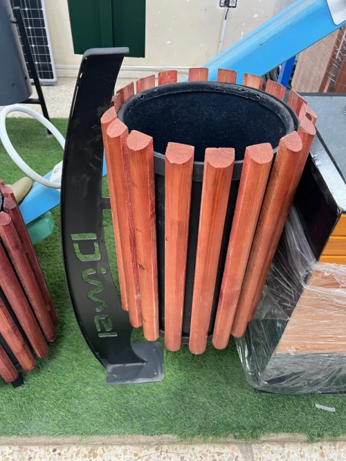 Corbeille en bois publique tout le modèle