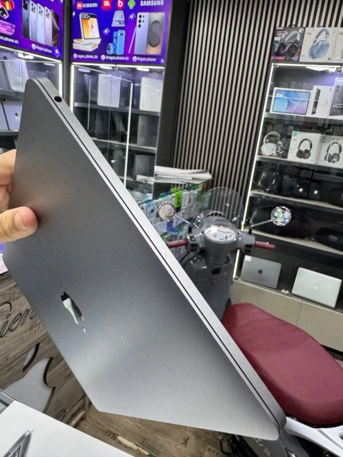 MacBook Pro 2019 8G 128G touch bar etat comme neuf