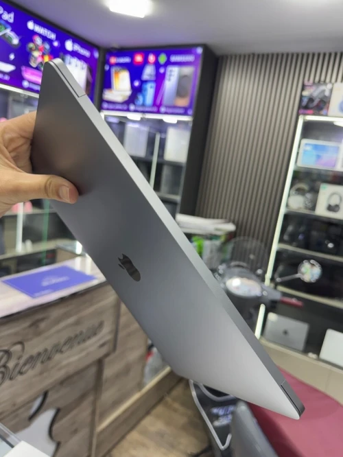 MacBook Pro 2019 8G 128G touch bar etat comme neuf