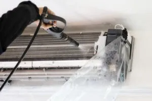 خدمة تنظيف مكيفات منزلية وسبليت | تحسين البرودة وإطالة عمر المكيف