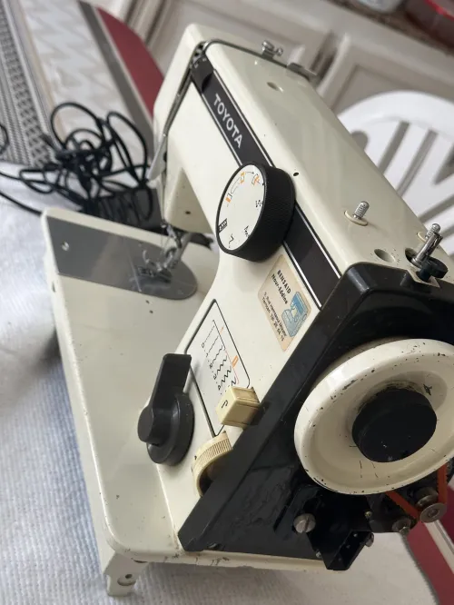 Machine à coudre Toyota marche bien