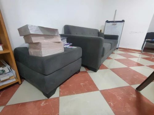Table de réunion + 5 chaise en sky + 2fauteuils avec un pouf