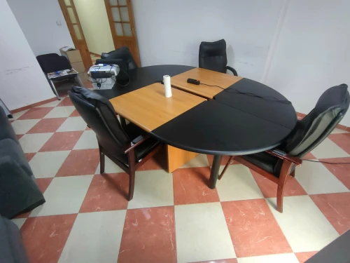 Table de réunion + 5 chaise en sky + 2fauteuils avec un pouf