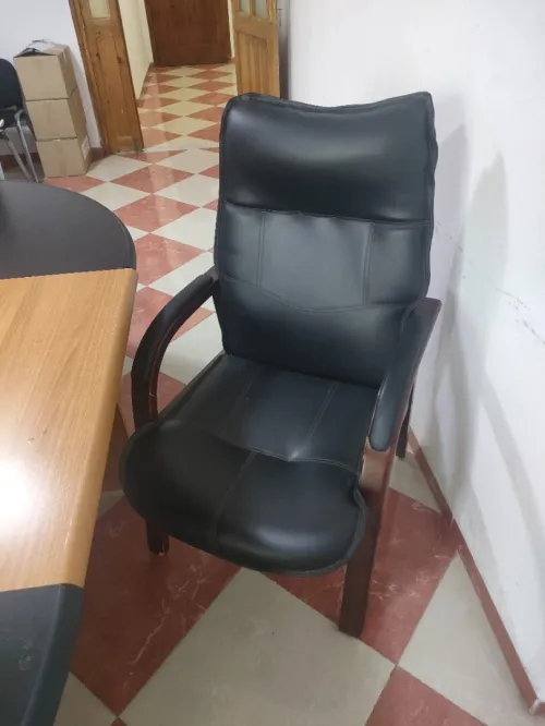 Table de réunion + 5 chaise en sky + 2fauteuils avec un pouf