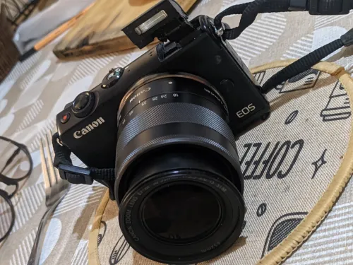Canon EOS-M100