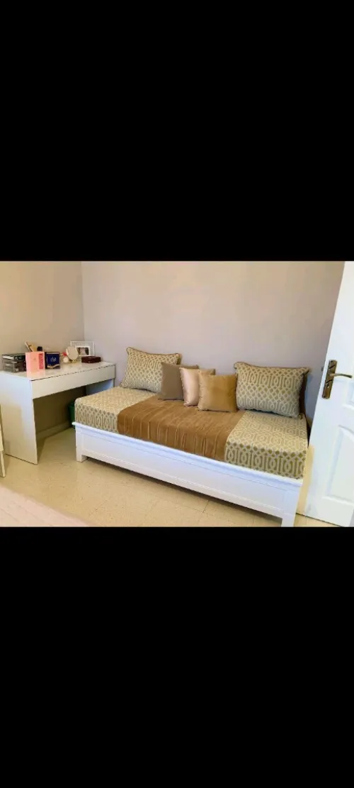 Lit avec coffre spacieux + couvre lit chora + matelas 