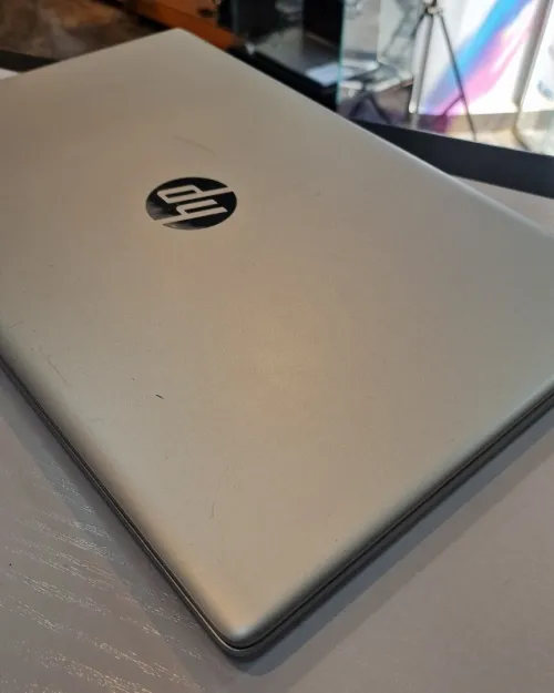 Hp 17 ryzen 7  Hp 17 ryzen 7 :Processeur ryzen 7 5700U 1.8 ghz 8 coeur , La ram 17gb ddr4 3200 mhz ,Disque dure 512 ssd nvme , Cart graphic amd radeon  Ecran 17 pouce FUL HD