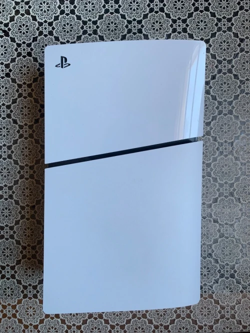 PlayStation 5 slim+ مرفق معاه يدين تحكم و4 اقراص ألعاب وكل شيء موجود ما عدا علبة الجهاز