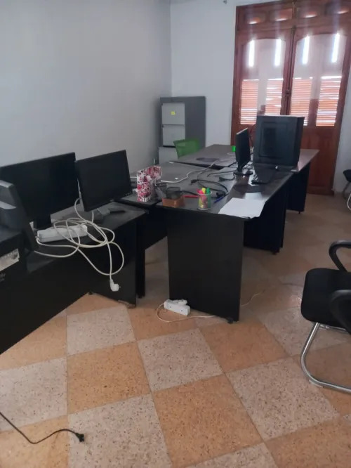 Lot mobilier de bureaux et informatique