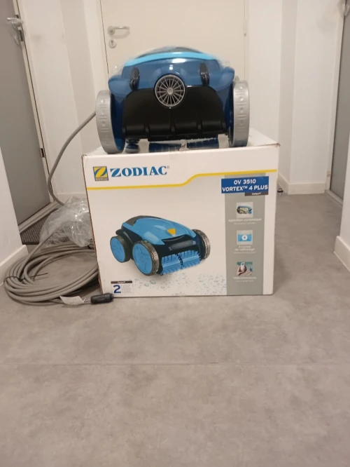 Robot pour nettoyage de piscines 