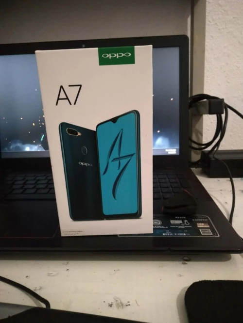 OPPO A7 (4/64) - Jamais ouvert - Avec boîte - Très propr oppo a7