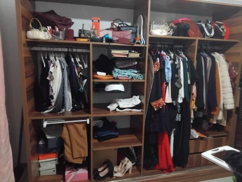 Armoire et coiffeuse 