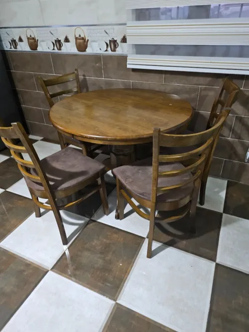 Table de cuisine avec quatre chaises