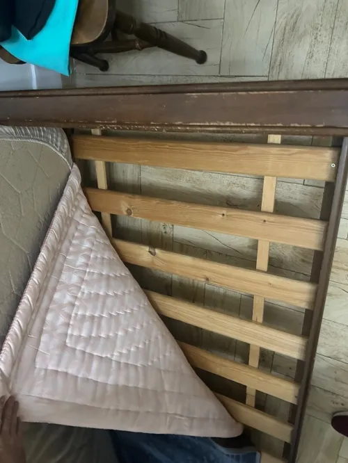Lit en bois âtre 