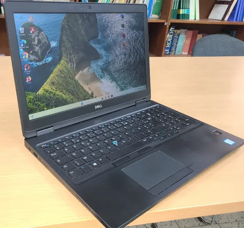 Dell Latitude 5590 15.6 Pouces Full HD i5 8350U Octa-Core 16 GB Ram DDR4 512 GB SSD Nvme