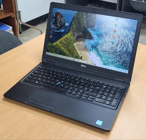 Dell Latitude 5590 15.6 Pouces Full HD i5 8350U Octa-Core 16 GB Ram DDR4 512 GB SSD