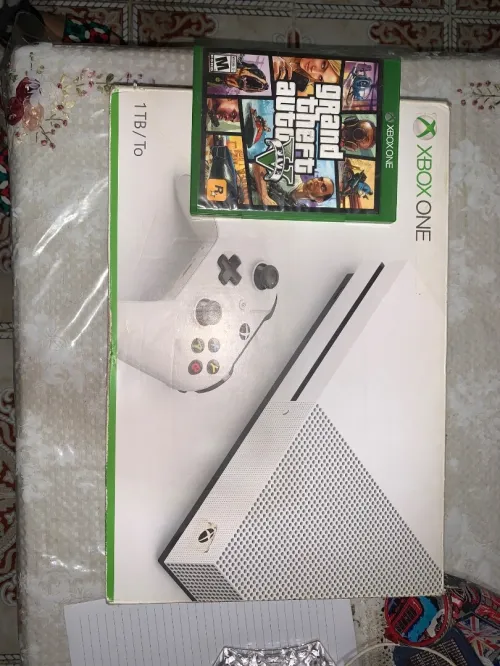 XBOX ONE S + CD GTA 5 + MANETTE ORIGINAL 
