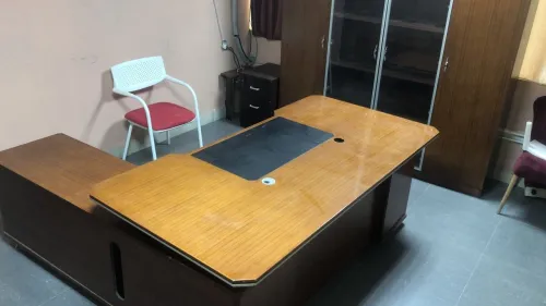 bureau avec armoire de rangement