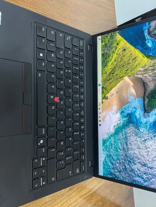Thinkpad P14s Gen 5 ryzen 7 pro 8840Hs 32ddr5 / 1TB nvme AMD readon 780M4GB