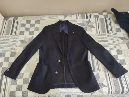 Costume (veste + pantalon) pour enfants (original)de 12/14ans (AC&CO) toujours disponible 