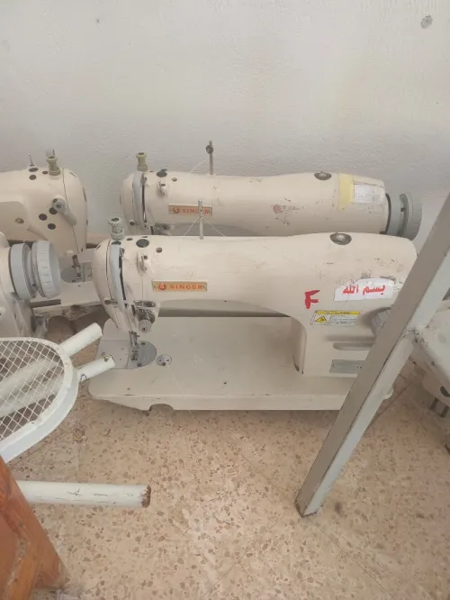 Machines à coudre et tables