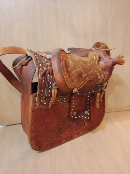 Très original Sac en cuir de selle de cheval, sac western en cuire repoussé. 