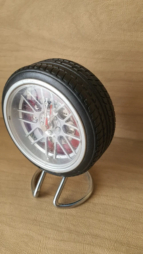 Réveil de table, pneus de voiture
