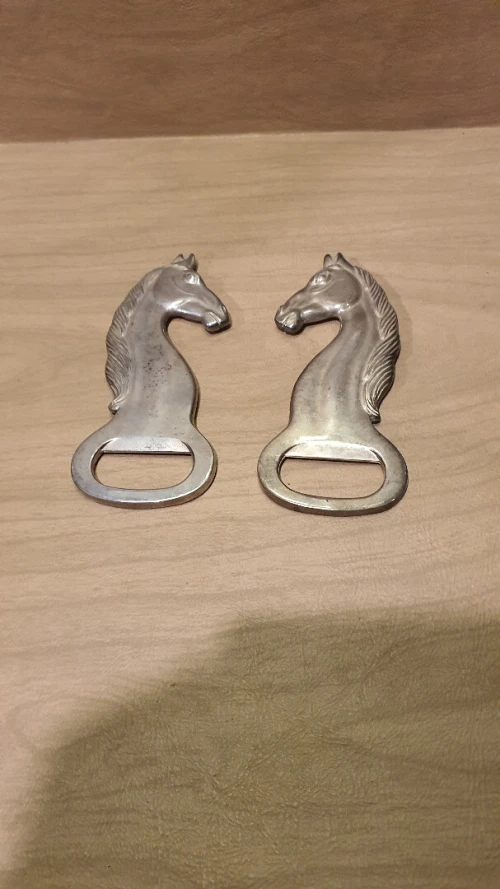 Elegant Décapsuleur (ouvre boutail) rétro en métal argenté. Motif buste de cheval. Années 1970.