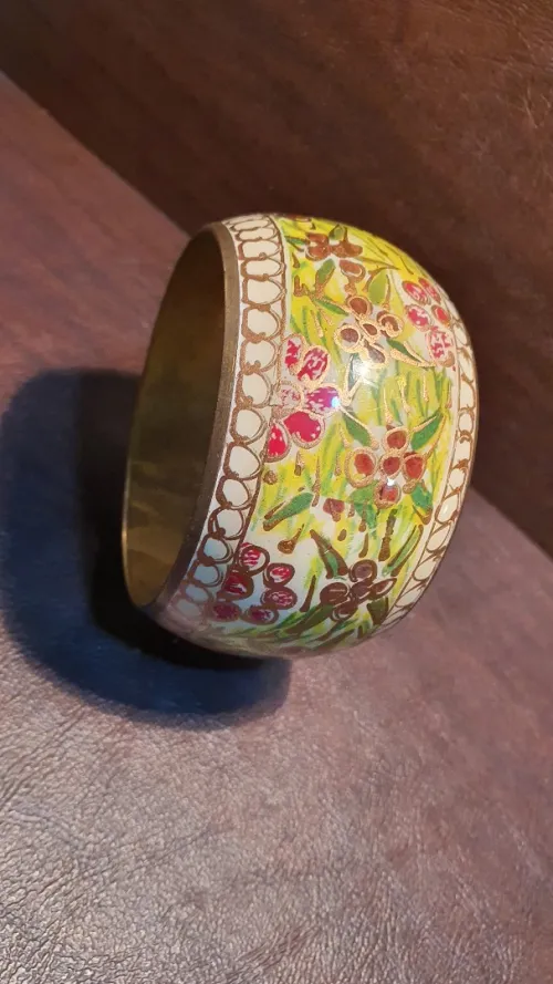 Beau bracelet cloisonné en laiton doré, à décor floral