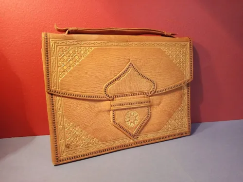 Pochette / petit cartable / Range document vintage en cuir fait main orné de motifs arabesque