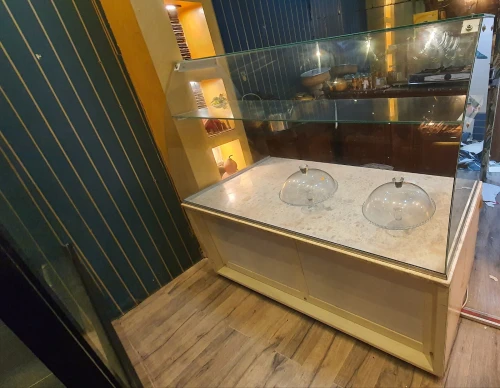 Présentoire gateaux très chic avec vitrine galbé, grand plateau en marbre