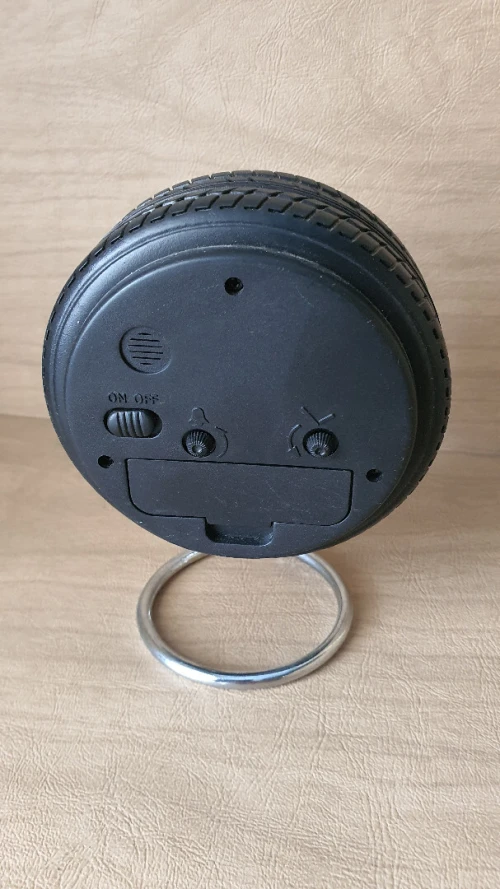 Réveil de table, pneus de voiture