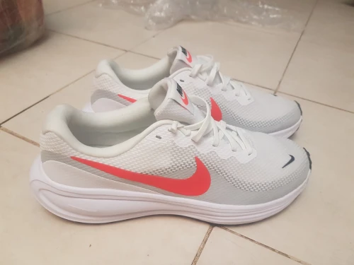 Nike révolution 8