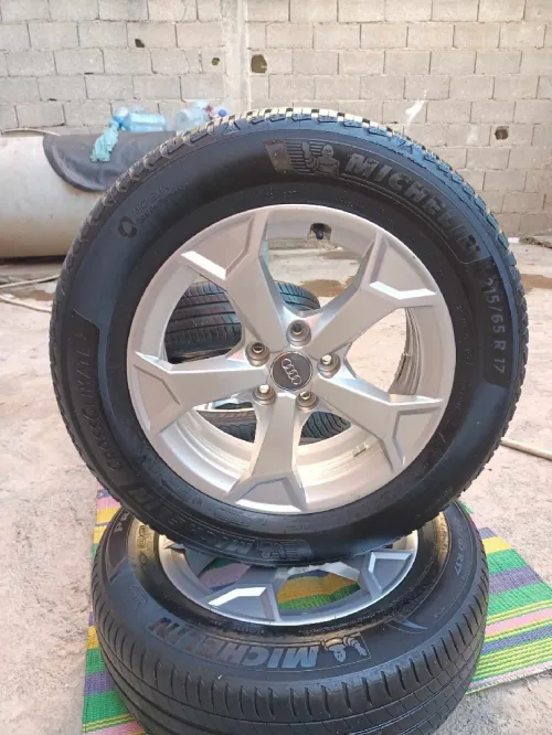 À vendre 04pneus Michelin avec alliage 