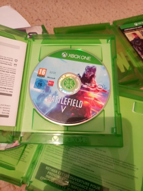 Xbox one s avec les CD es manettes