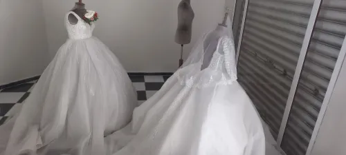 مكتب وخيانة زجاجية وإكسسوارت