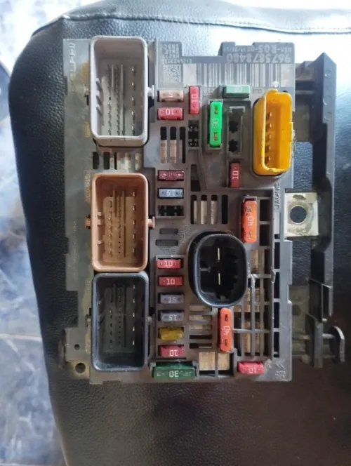 boîte à fusibles de la Peugeot 308 14 VTI