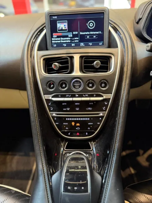 location de voiture luxe ASTON MARTIN V12