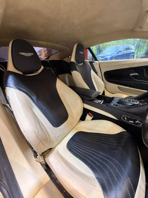location de voiture luxe ASTON MARTIN V12