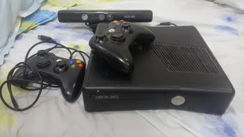 Xbox 360 slim 35 jeux 2 manette flash Glitch caméra kincket 